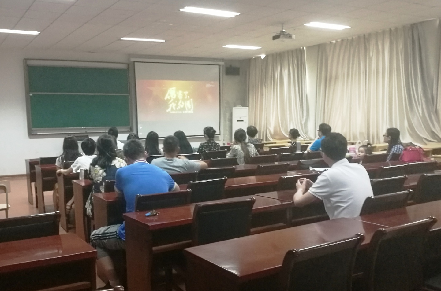 基础部党总支开展集中观看《厉害了，我的国》的主题活动