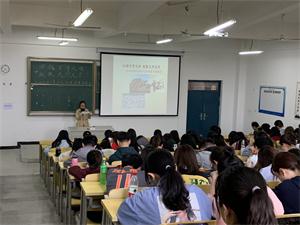 读书节期间图书馆和思政部倡导举办红色经典篇章诵读会