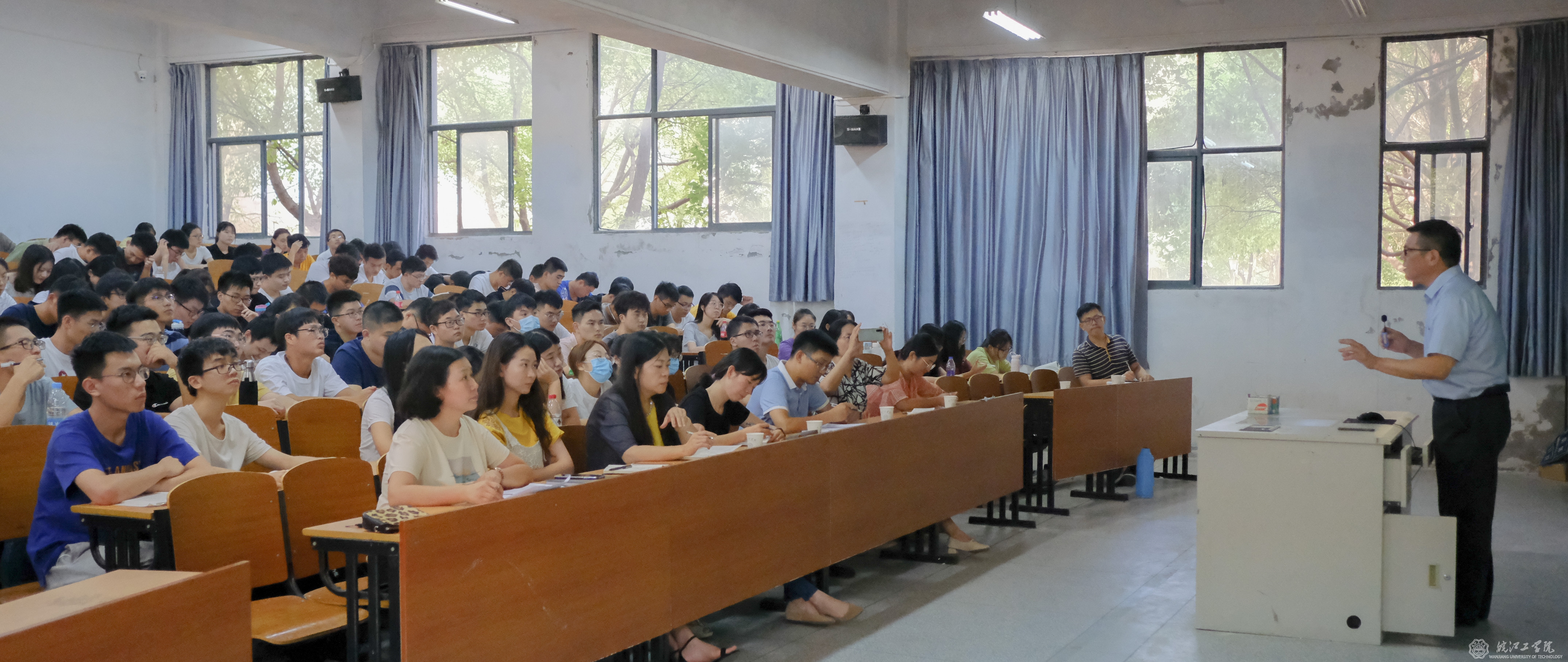 校长吴继敏上18新利怎样开学第一课