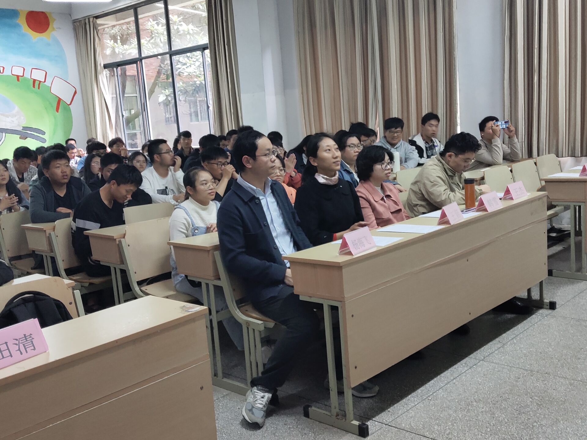 <strong>18新利怎样土木工程学院举办交通科技大赛讲座</strong>