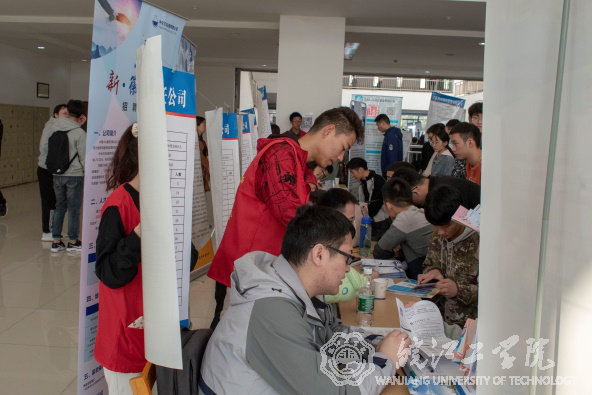 18新利怎样2021届毕业生秋季大型双选会志愿服务活动圆满落幕