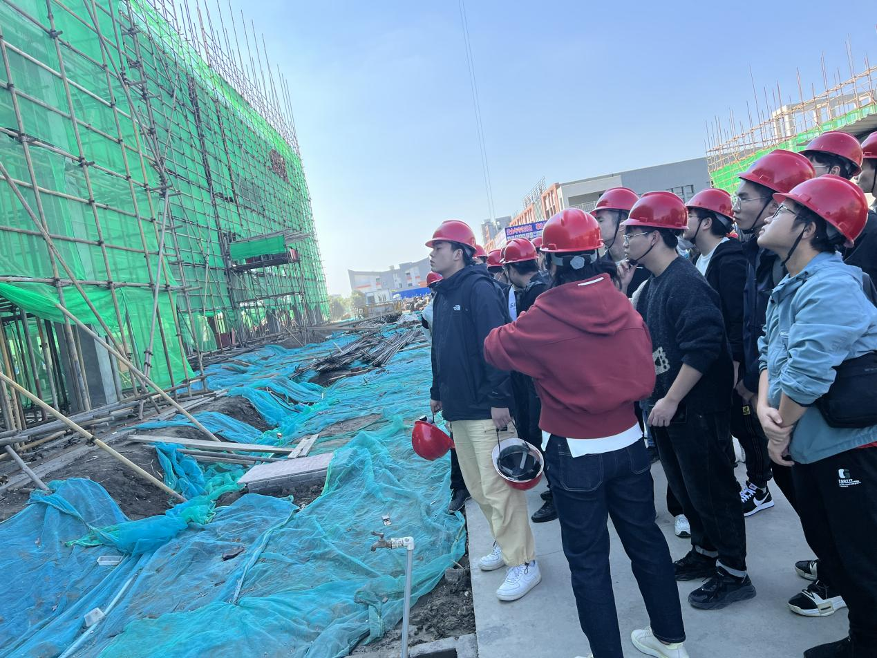 <strong>土木工程学院组织学生赴新利体育在线官网首页登录入口开展实践教学活动</strong>