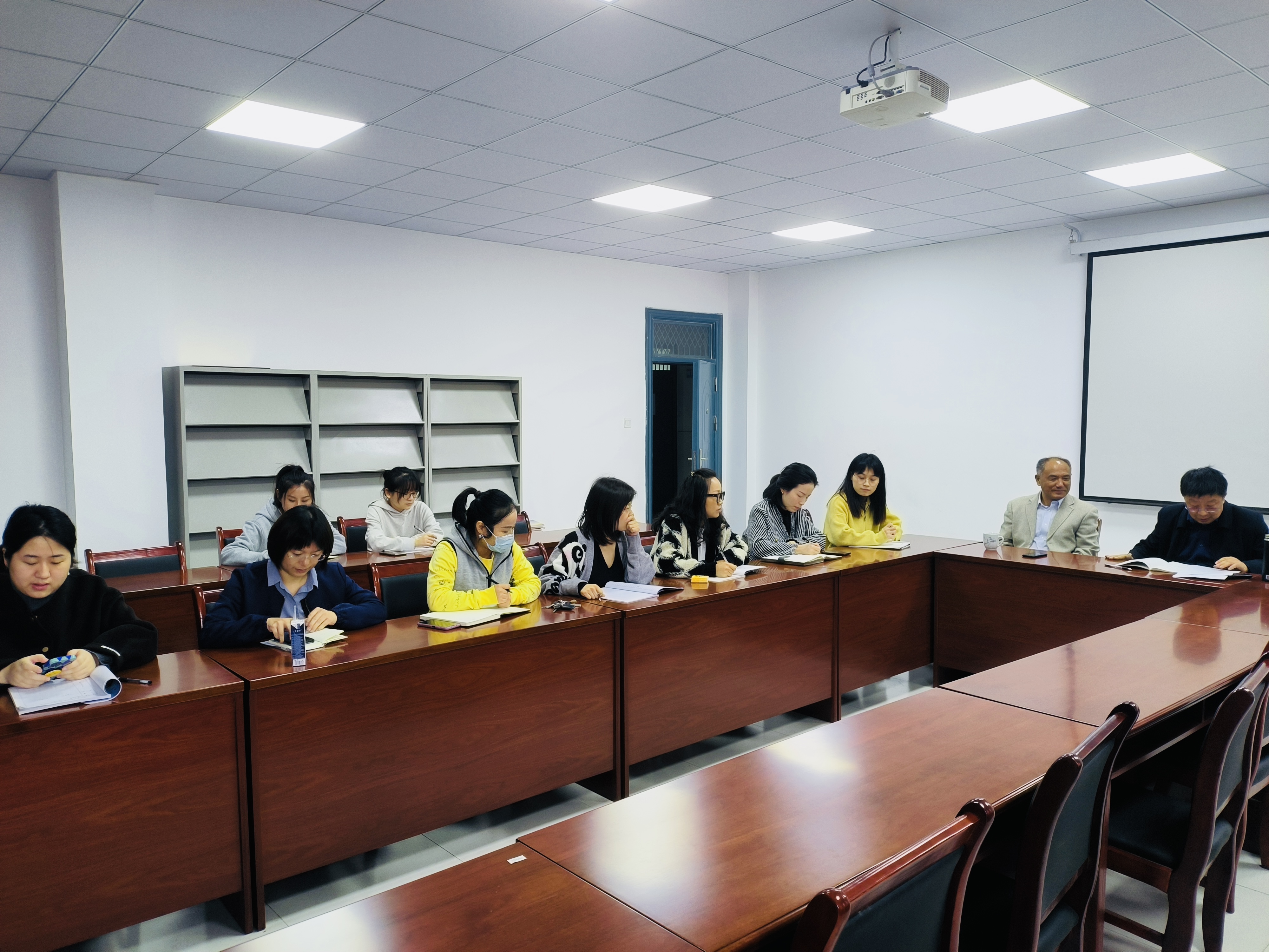 财经学院召开期中教学质量检查教师座谈会