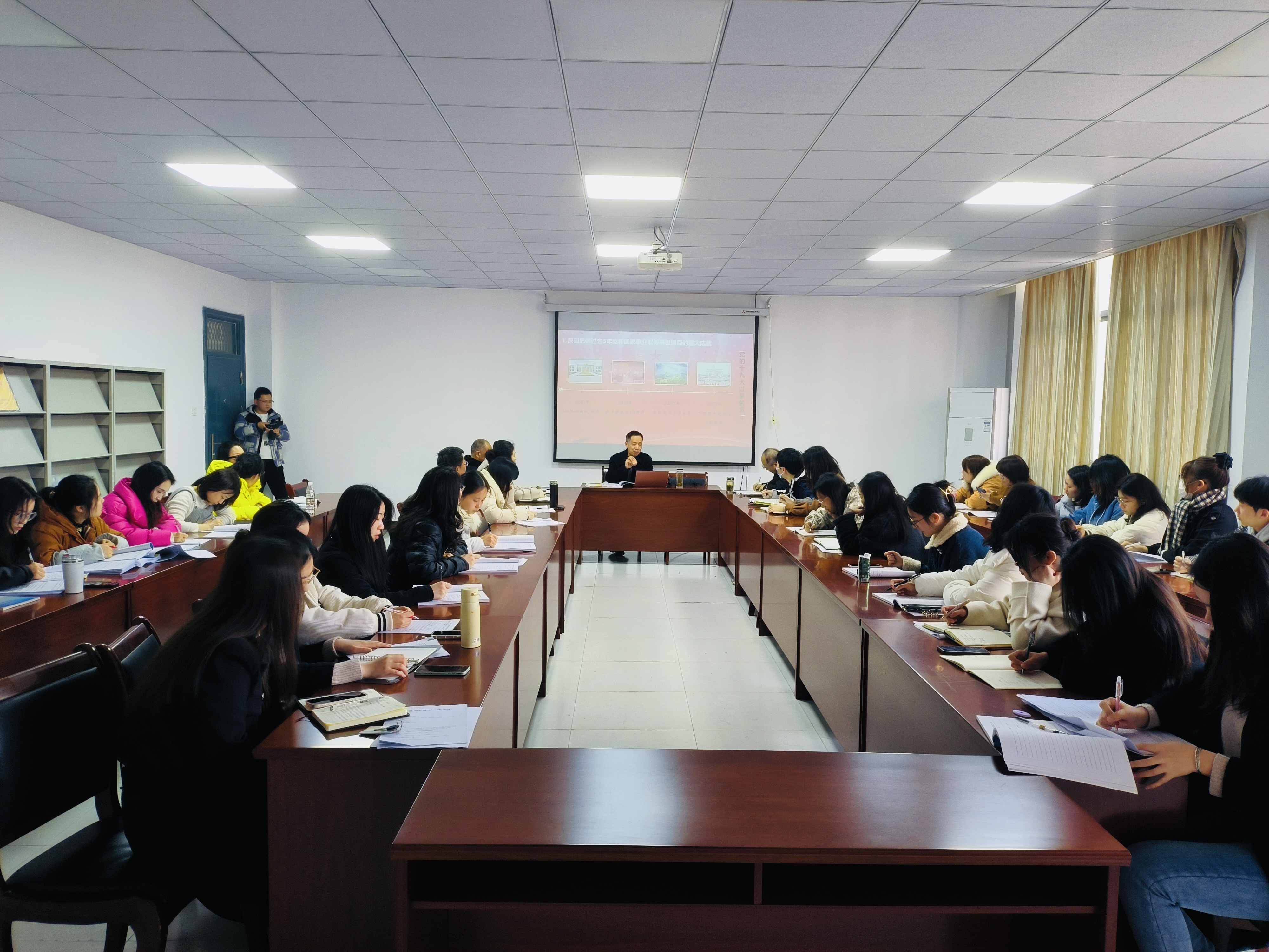 热烈欢迎校党委书记丁家云为财经学院师生宣讲党的二十大精神