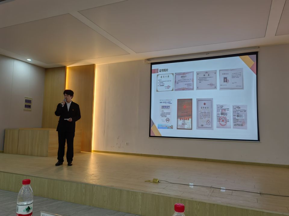 <strong>退伍军人不褪色  道德模范在身边 ——艺术设计学院钱军丽同学荣获我校十佳大学生</strong>