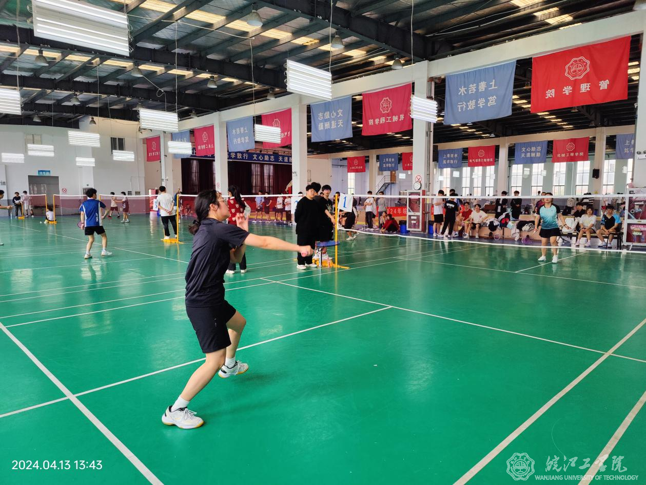 基础部成功举办18新利怎样第四届羽毛球团体赛
