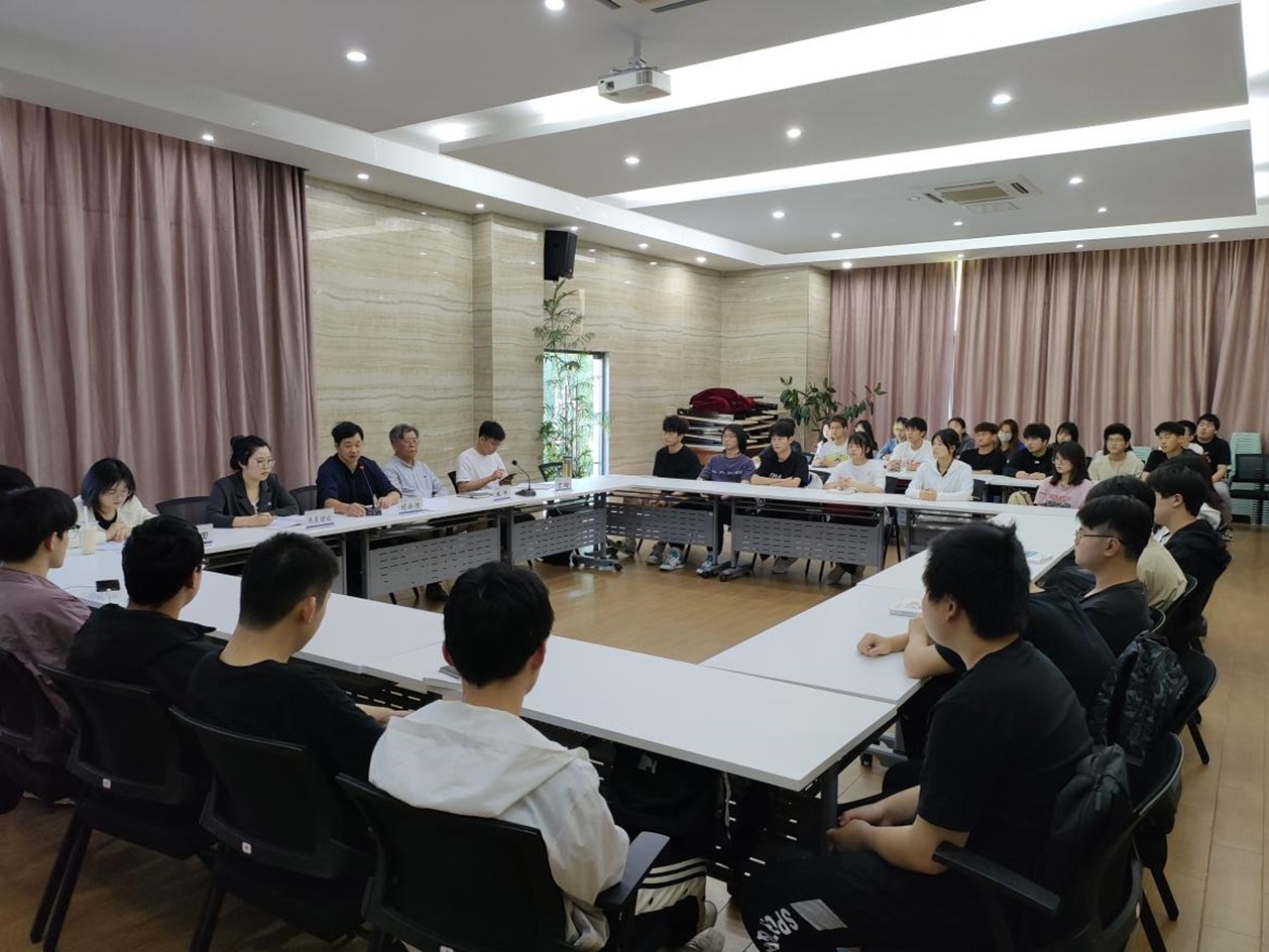 计算机与人工智能学院召开闻天班学生座谈会