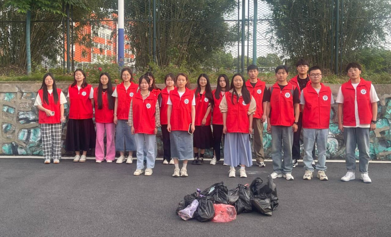 传承“五四”薪火，共筑劳育篇章—管理学院组织学生清扫劳育共建区