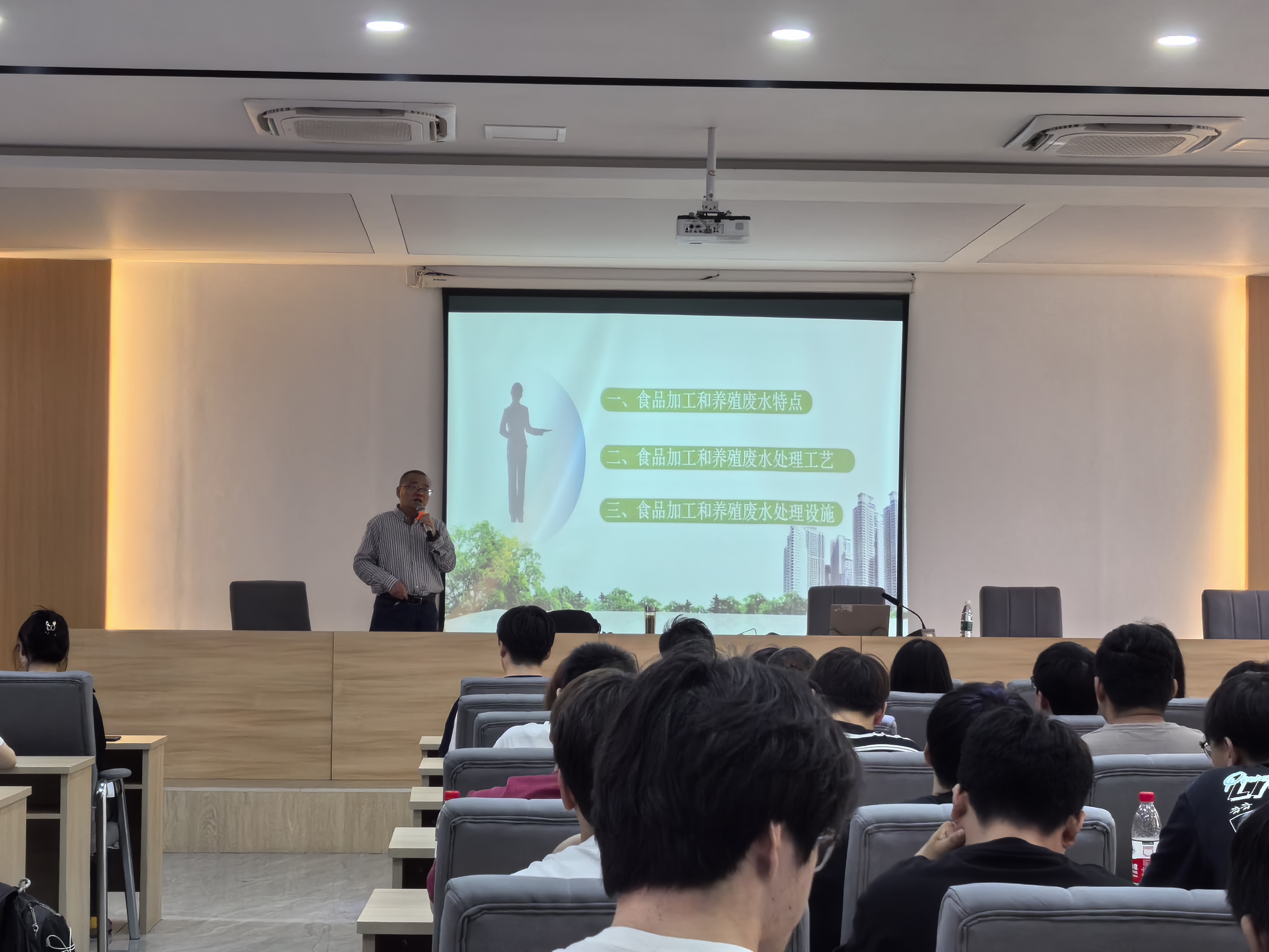 <strong>“绿色科技，净水未来”——土木工程学院给排水科学与工程专业举办学术活动月讲座</strong>