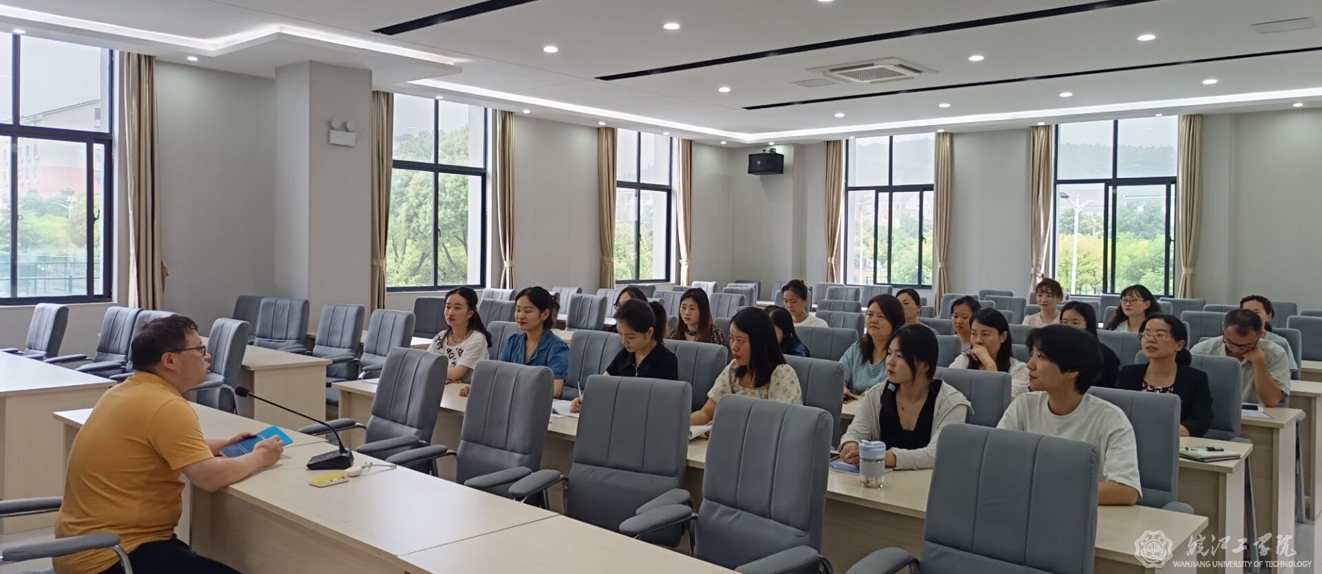 基础部党总支教工第二党支部开展师德师风教育学习活动