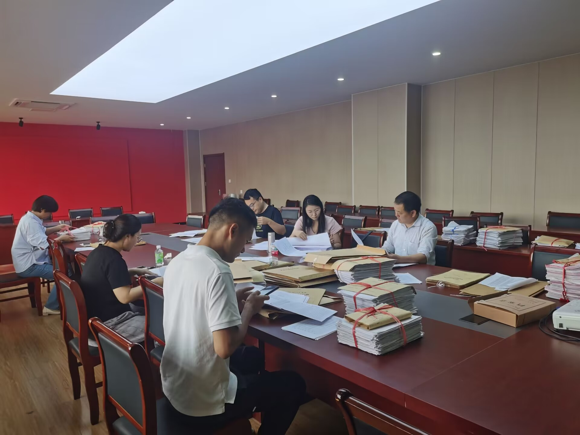 电信工程学院强化教学文档规范化管理 ——自动化教研室集中审核归档材料