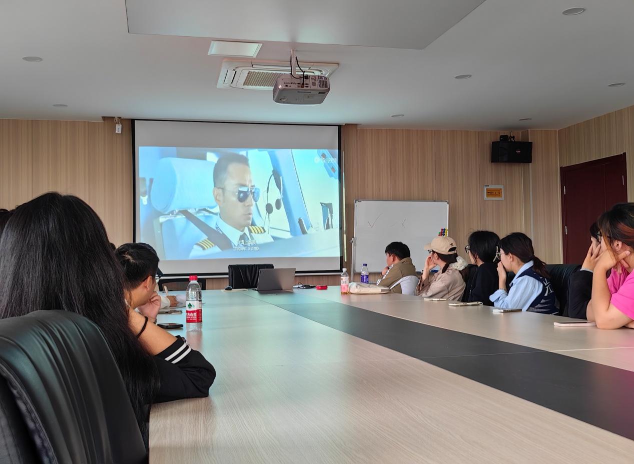 财经学院学生第一党支部组织观看爱国主旋律电影党日活动