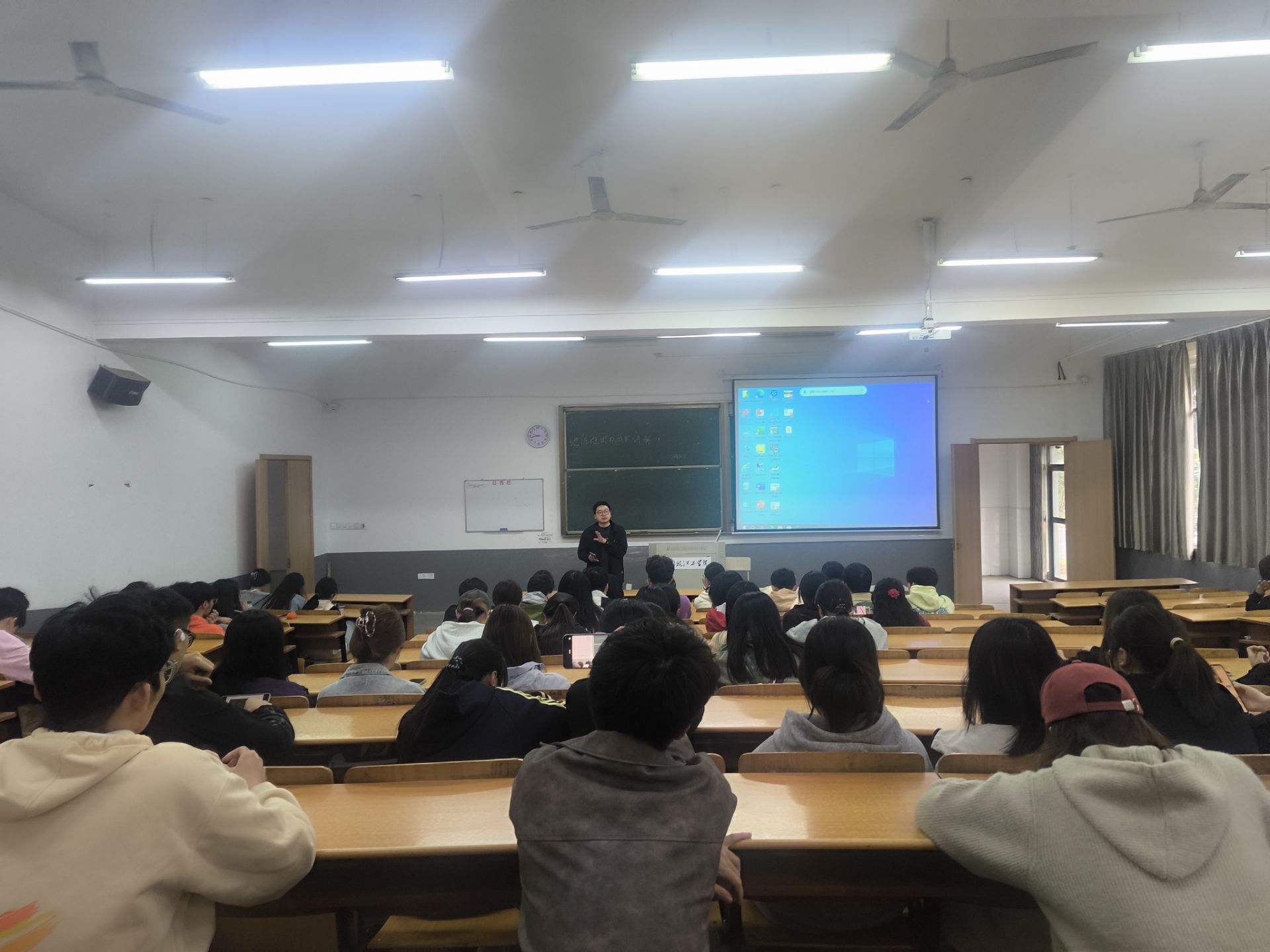 <strong>土木工程学院地理空间信息工程专业社团开展“挑战杯”竞赛讲座</strong>