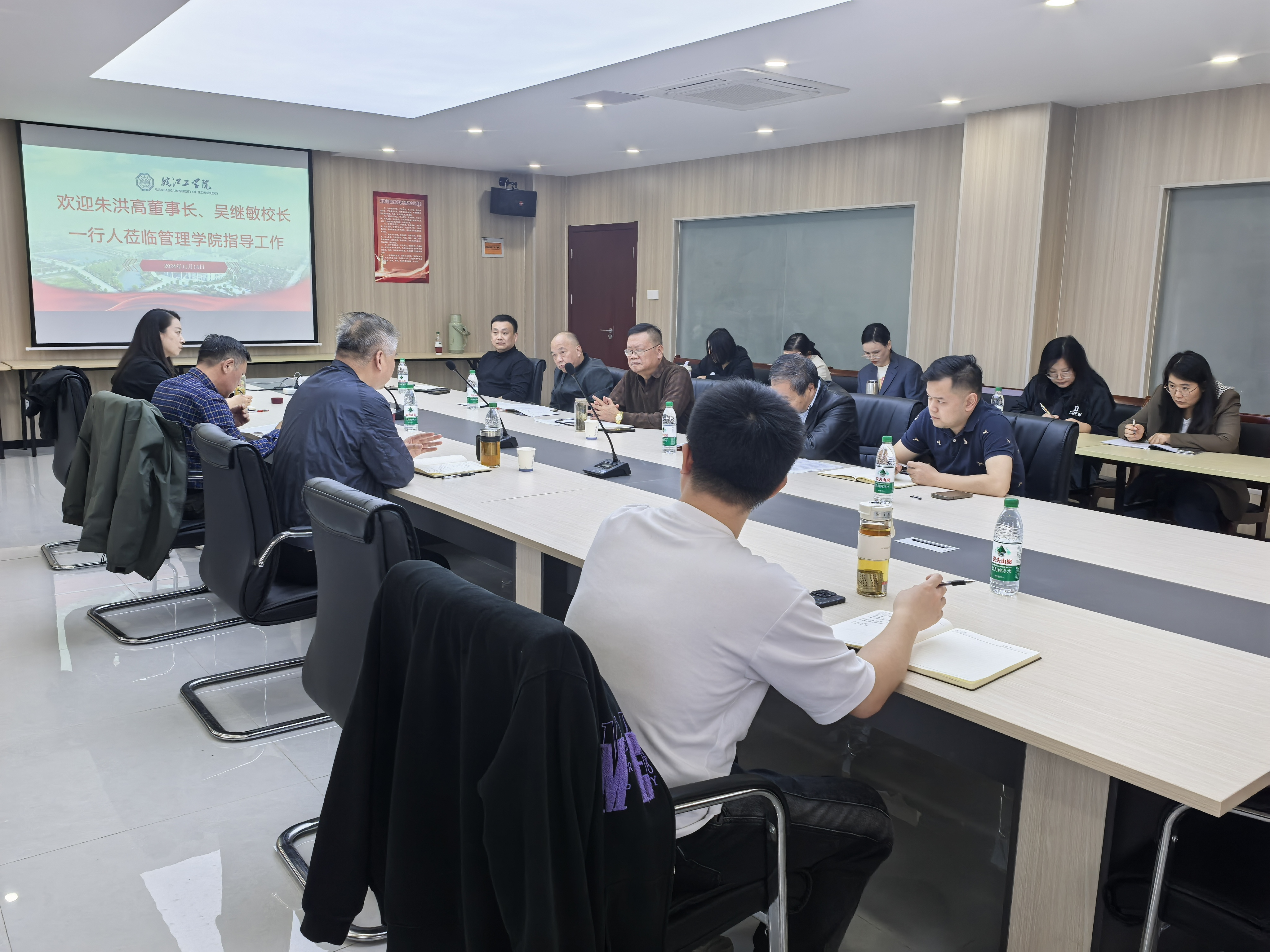 <strong>朱洪高董事长和吴继敏校长一行人莅临管理学院指导工作</strong>