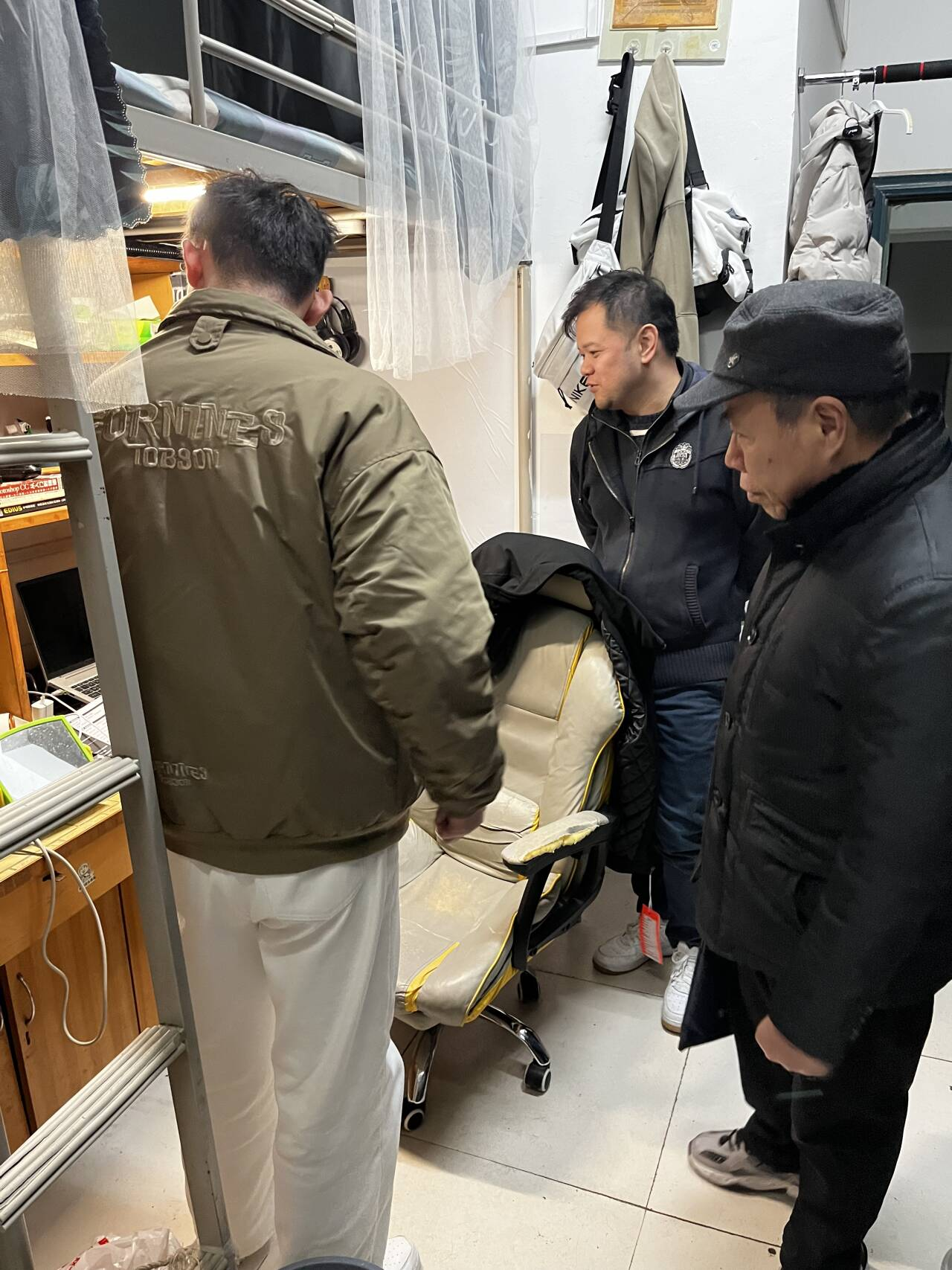 <strong>暖心问候 安全同行——管理学院领导辅导员走访学生宿舍</strong>