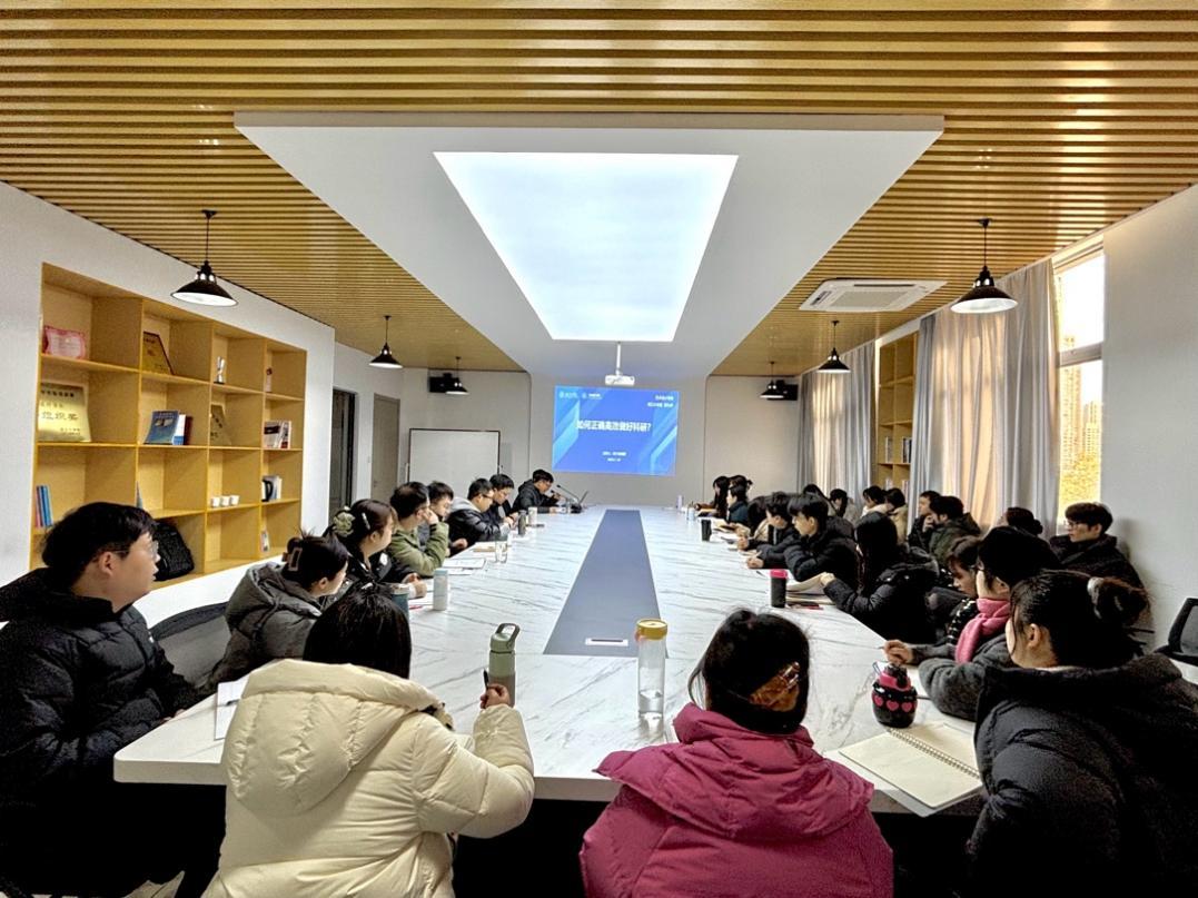 <strong>艺术设计学院开展如何正确高效做好科研的学术讲座</strong>