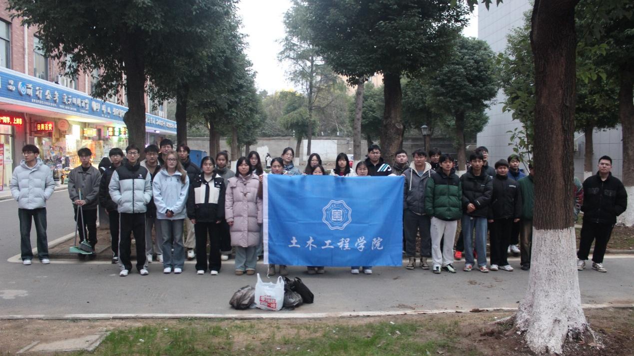 <strong>土木工程学院分团委组织开展劳育共建活动传承雷锋精神</strong>