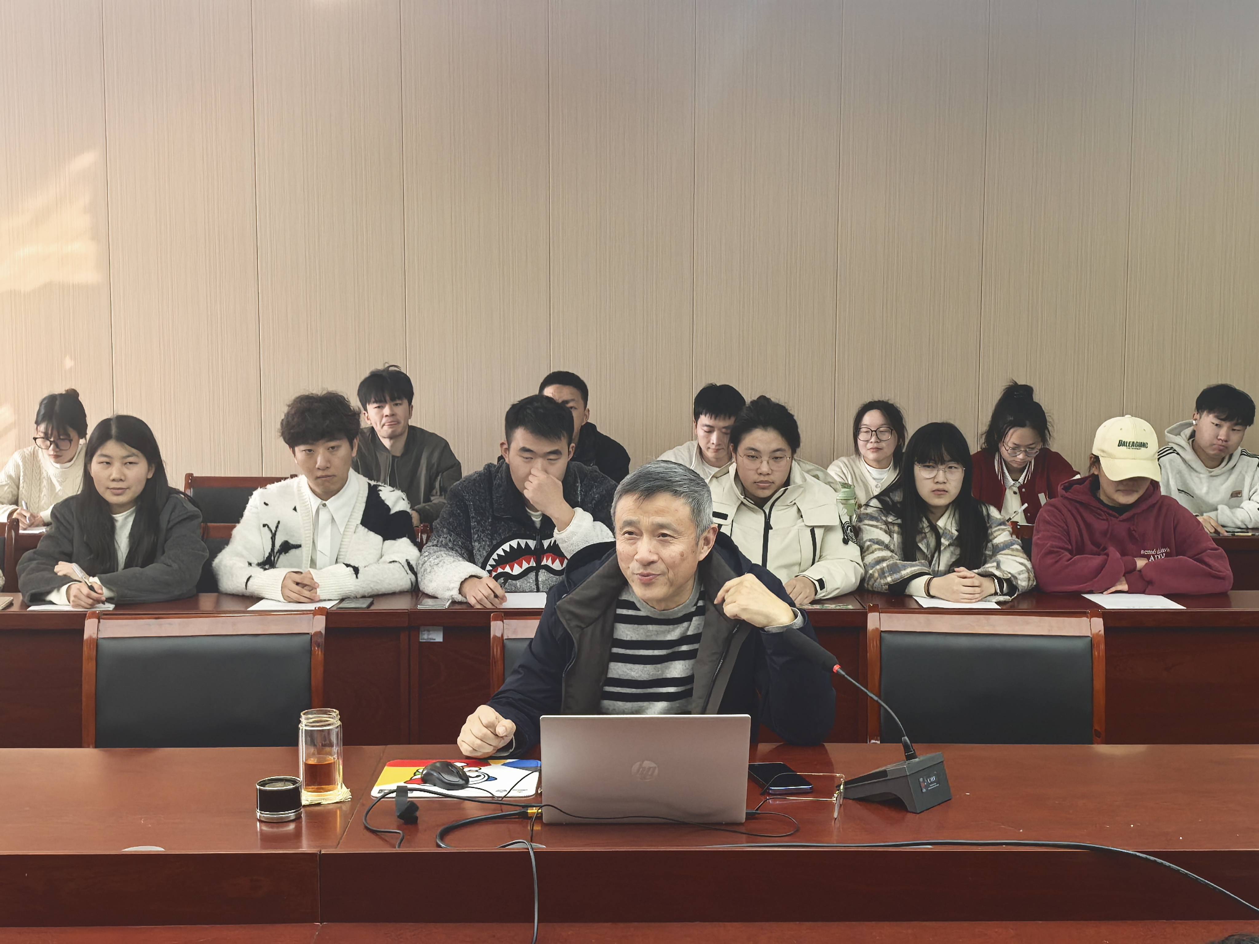 <strong>水利工程学院召开全体党员大会暨党员“双带”活动启动仪式</strong>