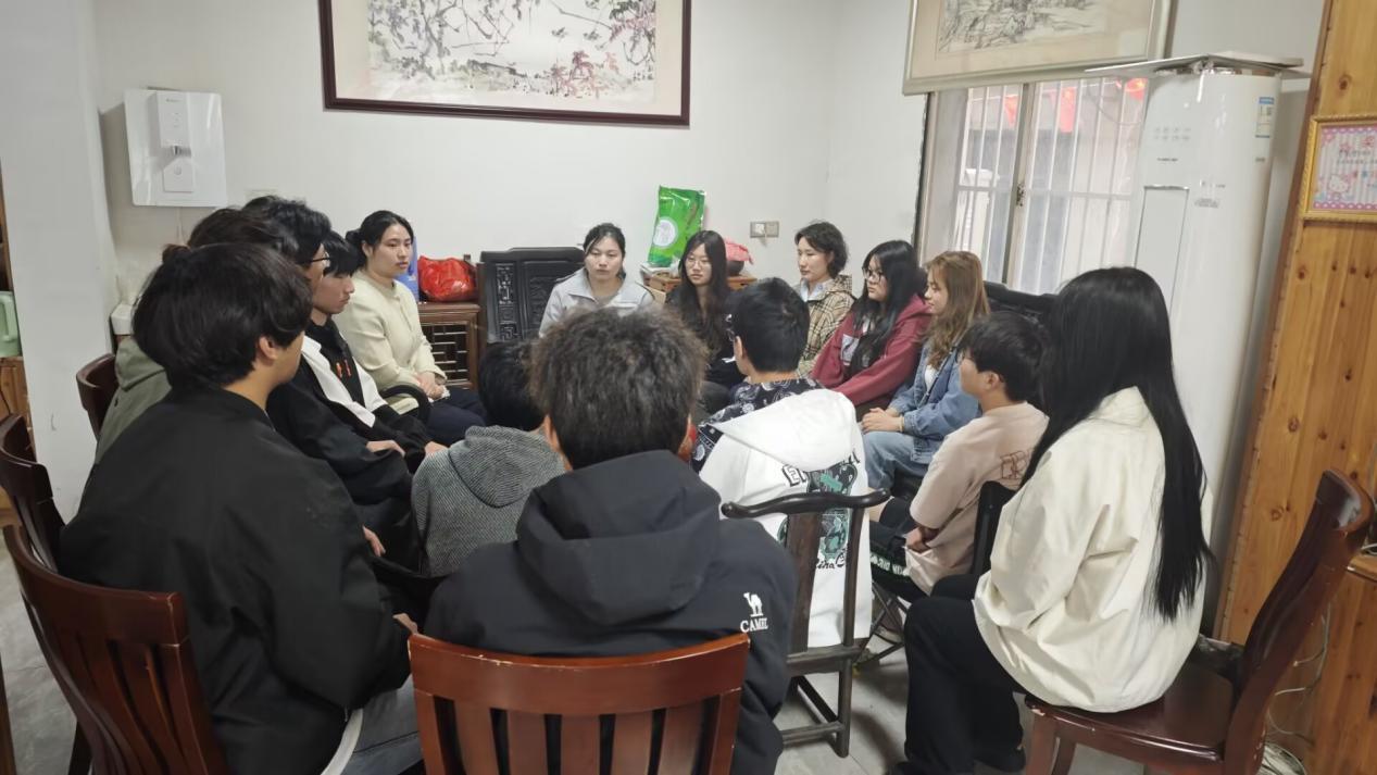 <strong>倾听学子心声 共促教学相长——艺术设计学院召开2024级期中教学检查学生座谈会</strong>