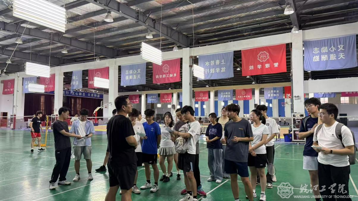 18新利怎样第五届羽毛球团体赛赛前裁判培训会议顺利举行