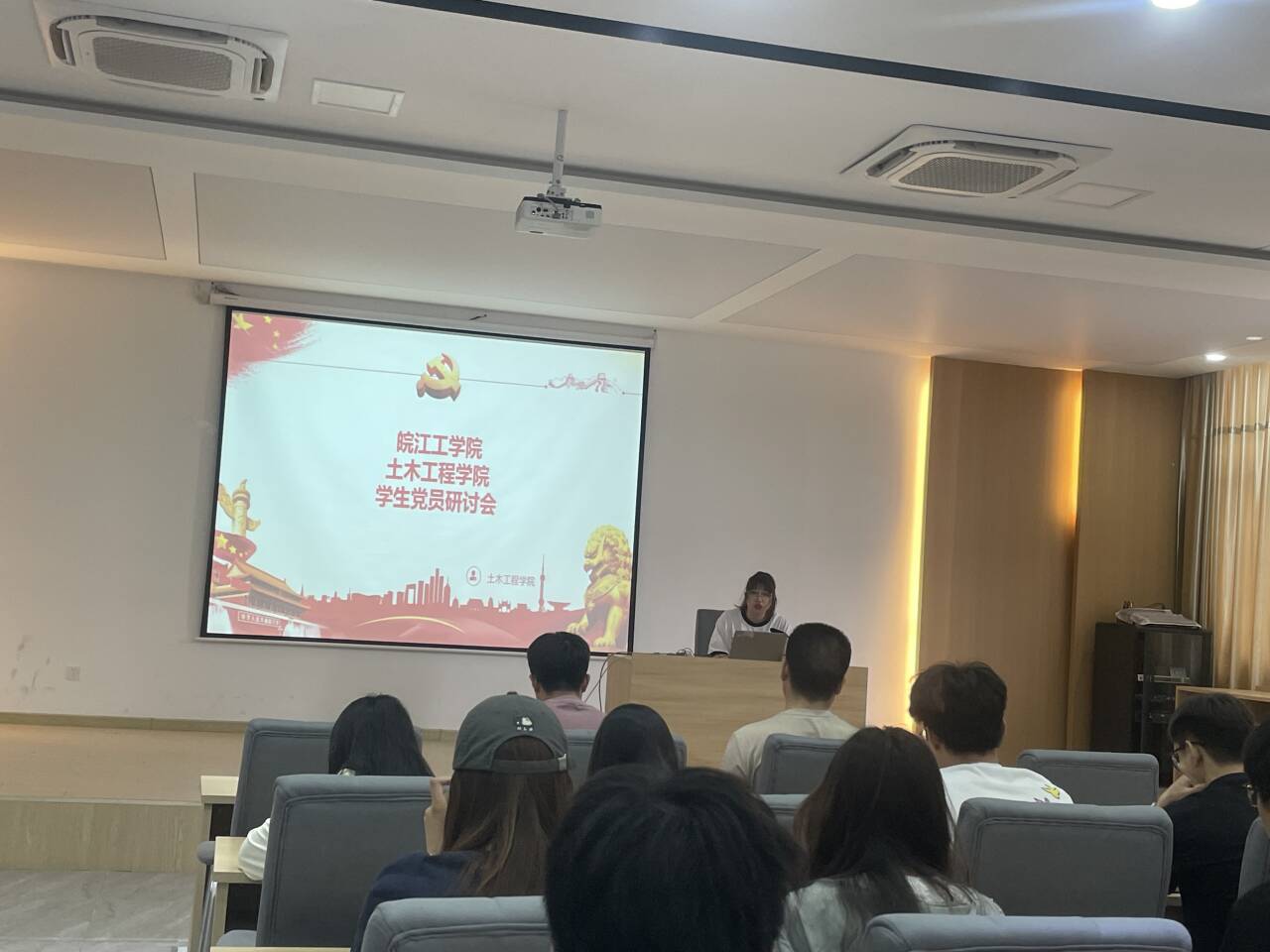 <strong>拒“四风”树清风   强作风优学风 ——土木工程学院学生三支部组织开展专题研讨会</strong>