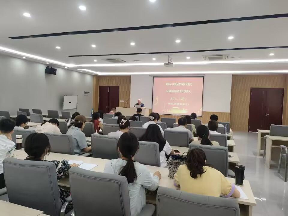 <strong>常务副校长郑明东深入管理学院党总支讲授专题党课</strong>