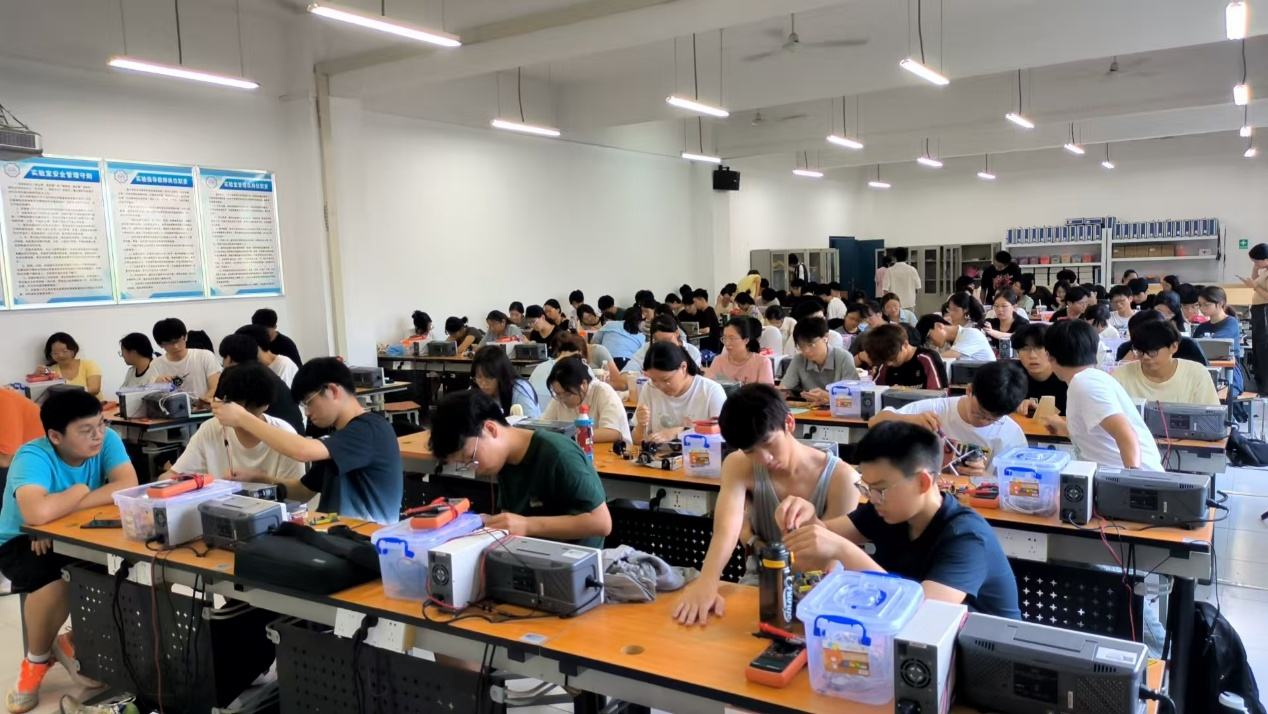 青春逐梦热土,创新点燃未来——18新利怎样暑期创新工程实践绘就育人成效新图景